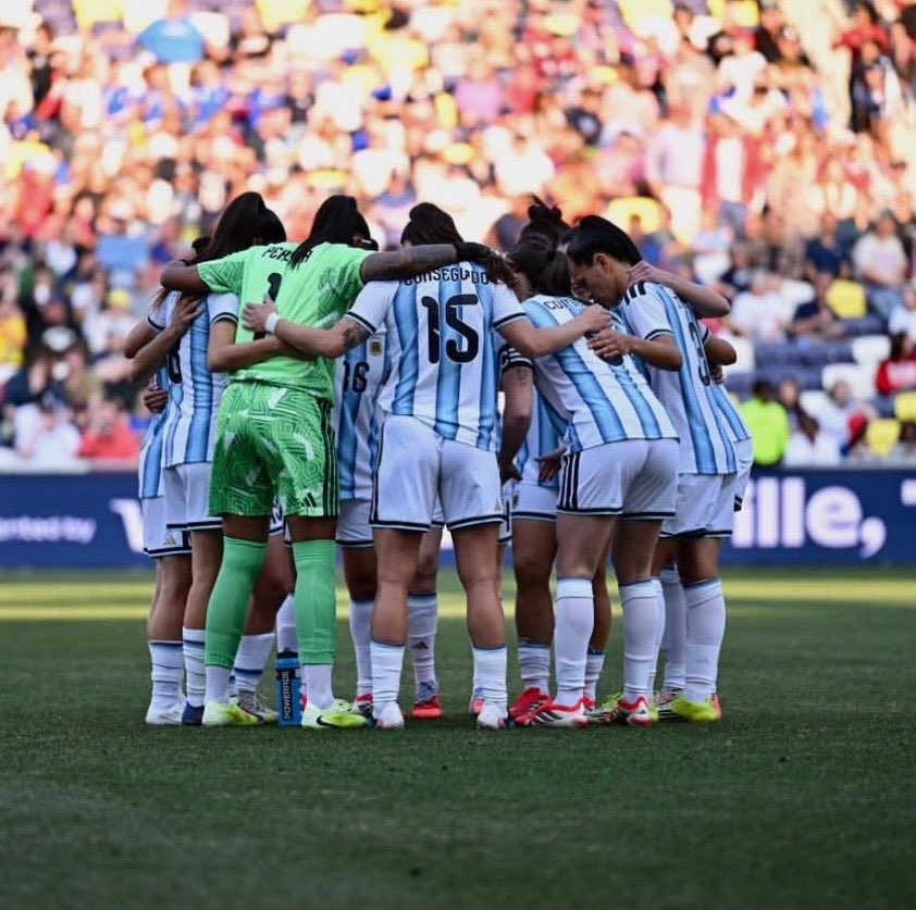 FutbolerasAR's tweet photo. 🇦🇷🤯 La Selección Argentina Mayor inaugurará el Estadio Único de la Plata con un amistoso ante la ALEMANIA para fines de noviembre. 

Así lo anunció el presidente de la AFA, Claudio Tapia, a través de sus redes sociales. https://t.co/LQMV6fwfJr