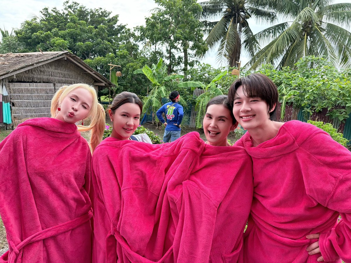 HUGELHEESeries's tweet photo. มนต์รักฮักอีหลี HUG E-LHEE : Somtum Rhapsody 🌶️🎙️

Q4 ~ มารายงานโตแล้วจ้าาา 😚

แซ่บ ๆๆๆ ~ ทั้งเผ็ด ~ ทั้งแสบบบ แซ่บเข้าถึงทรวงงง 💚🩷

ร้านส้มตำเปิดแล้วจ้าาา 🥰 มื้อนี้… แก้ว น้าตาล แม่คำพันธ์ และบักน้อย ~ พร้อมจัดเต็มทั้งความเผ็ด แสบ แซ่บ ให้ถึงทรวงเลยเด้ 😋

ฝากพ่อแม่พี่น้องซุผู้ซุคน เป็นกำลังใจให้นำเด้อออ 😚

HUG E LHEE Q4
#มนต์รักฮักอีหลีQ4
