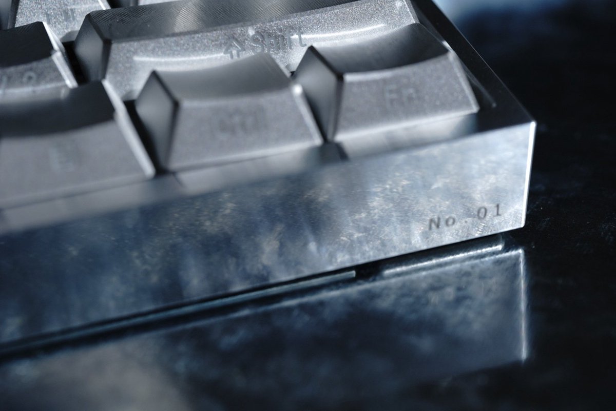 hypeshop_jp's tweet photo. [NEWS]
── 限定モデル
「HYPECUSTOM FORGE」発売決定 ──

── 構成 ──
PCBA｜Wooting 60HE V2（通常スペース）
ケース｜Tofu60 Redux V2 Raw 
キーキャップ｜HYPECUSTOM限定エディション「HiUM」
スイッチ｜WQ Studio Diamond series「Cullinan」

Price
¥100,000（税込）

ケースもキーキャップも、特注で製作。
シリアルナンバーを刻印し、世界に50台だけの証明とします。

限定50台。なくなり次第終了です。

9.17（木）〜9.21（月）｜幕張メッセ
小間番号：11-C06

#HYPESHOP #TGS2026