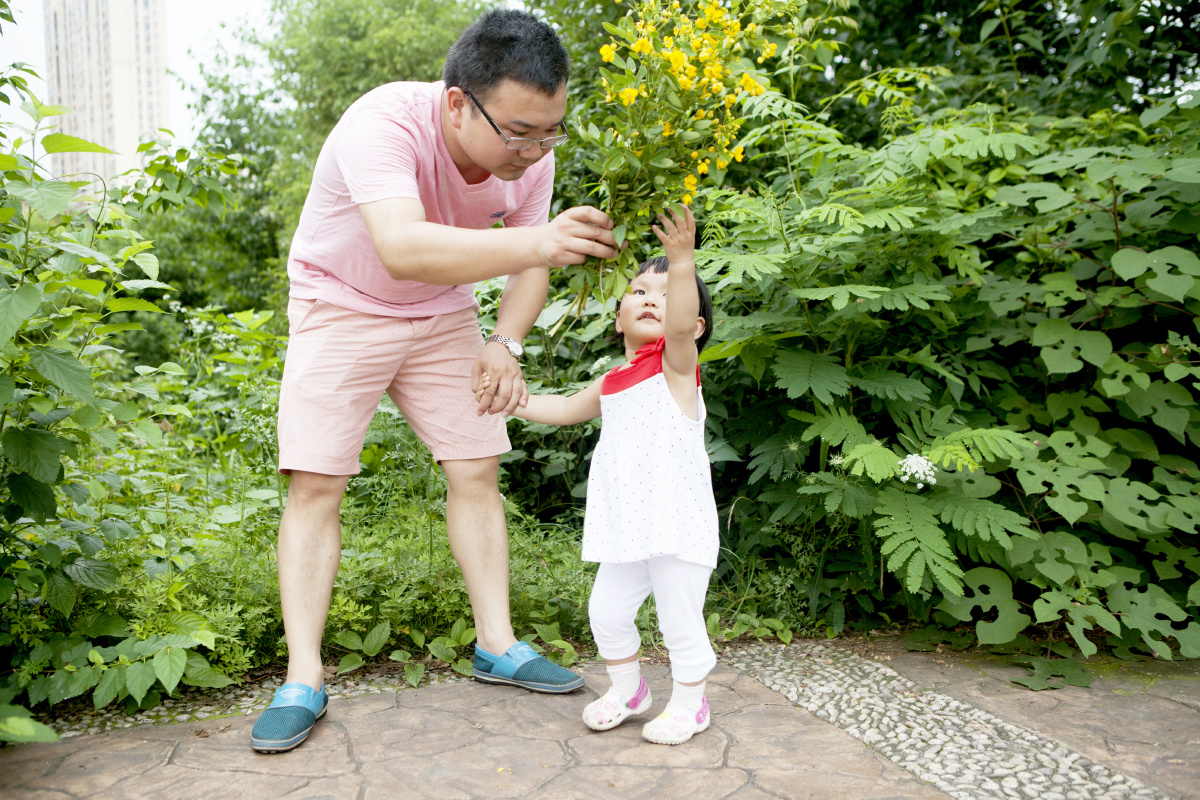 eagll490600's tweet photo. Playing "Treasure Hunt" with my 5-year-old today—hid 3 sticker clues around the backyard, squeals nonstop when they found the final lollipop!  Kids’ simple joys make the best memories. https://t.co/xLADp6ECHV