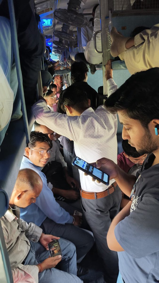 tanvir245420's tweet photo. 🚨 @RailMinIndia @RailwaySeva
हम रोज़ ट्रेन से सफर करते हैं और Sleeper Coach में बिना रिज़र्वेशन यात्रियों की भीड़ की समस्या लगभग रोज़ देखने को मिलती है। इससे reserved passengers की safety, privacy और comfort प्रभावित होती है। कृपया इस समस्या पर सख्त और स्थायी कार्रवाई की जाए। 🙏 https://t.co/OchSqPbxKw
