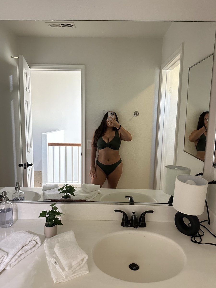 _Xx_Daddy_xX_'s tweet photo. Reposting this sexy ass thick bitch cs it flopped last time #fatass #thicc #bikini #nsfwtwtًً https://t.co/CsCDVdtLRG