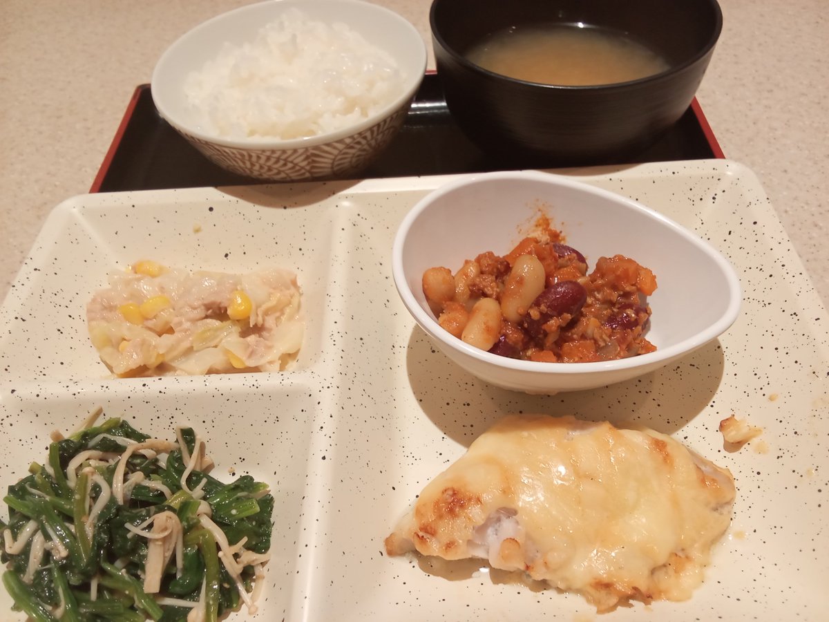 tukiko_18's tweet photo. 本日（9月15日）のランチプレート。メインはポークケチャップ（肉）、ホッケの味噌󠄀マヨチーズ焼き（魚）、おすすめはほうれん草のナムル！お肉、お魚はどちらか選べます。菜呑タイム（夜）でも単品で召し上がれます🍺
＃西大井ランチ　＃定食　#惣菜　#弁当　#和食　#1人呑み #西大井居酒屋居 https://t.co/vUNwo8t4Hu