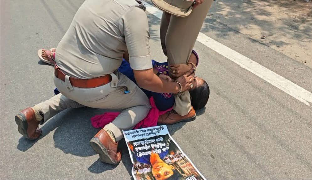 TimonTheFire's tweet photo. 1.உலகம் முழுவதும் பெரிதாக பேசப்பட்ட வழக்கு 
2 . தாழ்த்தப்பட்ட சமூகம் என்பதால் மூடி மறைக்கப்பட்ட வழக்கு 

11 ஆம் வகுப்பு மாணவன் மரணத்திற்கு நீதி வேண்டும் https://t.co/0UXtlZyS9E
