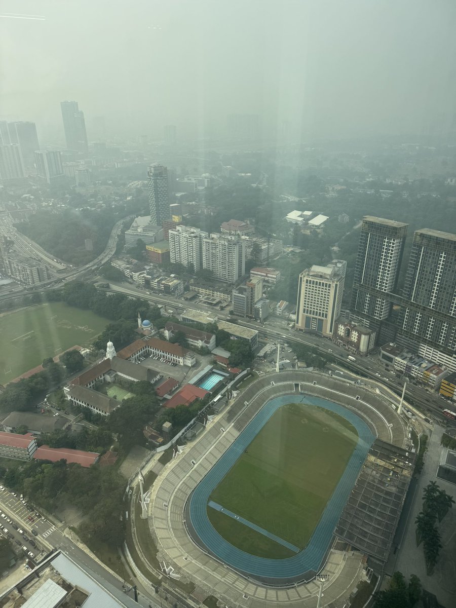 syahir's tweet photo. ikut API Jabatan Alam Sekitar KL: 164-172

ikut AQI: 200

pemandangan KL daripada tingkat 55 Menara 118. 

boleh dah kot tutup sekolah &amp; WFH dekat KL?

p.s: aku tau JAS pakai 24-hour running average. https://t.co/GlfKhKA6Rc
