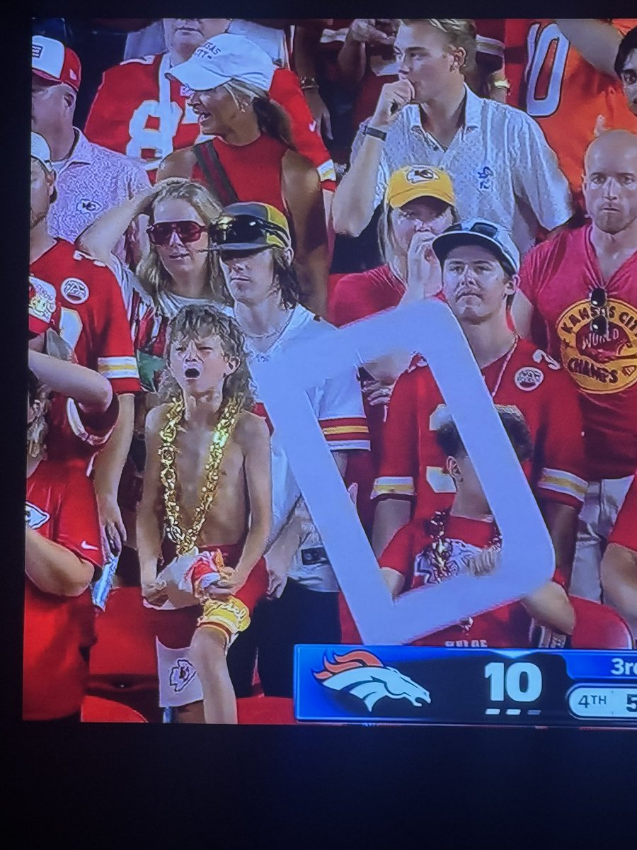 JHyatt12420's tweet photo. I’m not the only one who saw this kid, right?!? https://t.co/5UFXCFCAQe