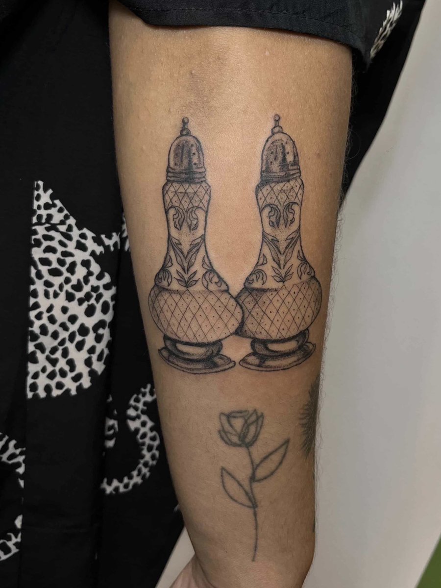 highkeylesb's tweet photo. - tatua isso pra aqui mim 
- mas é um vídeo da história de avorah com ribs ao fundo
- colorido, por favor 

não foi colorido mas eu meio que tatuei isso aqui sim. te amo pra sempre hacks 😭💖💐🥺 https://t.co/MujqLiRZGF