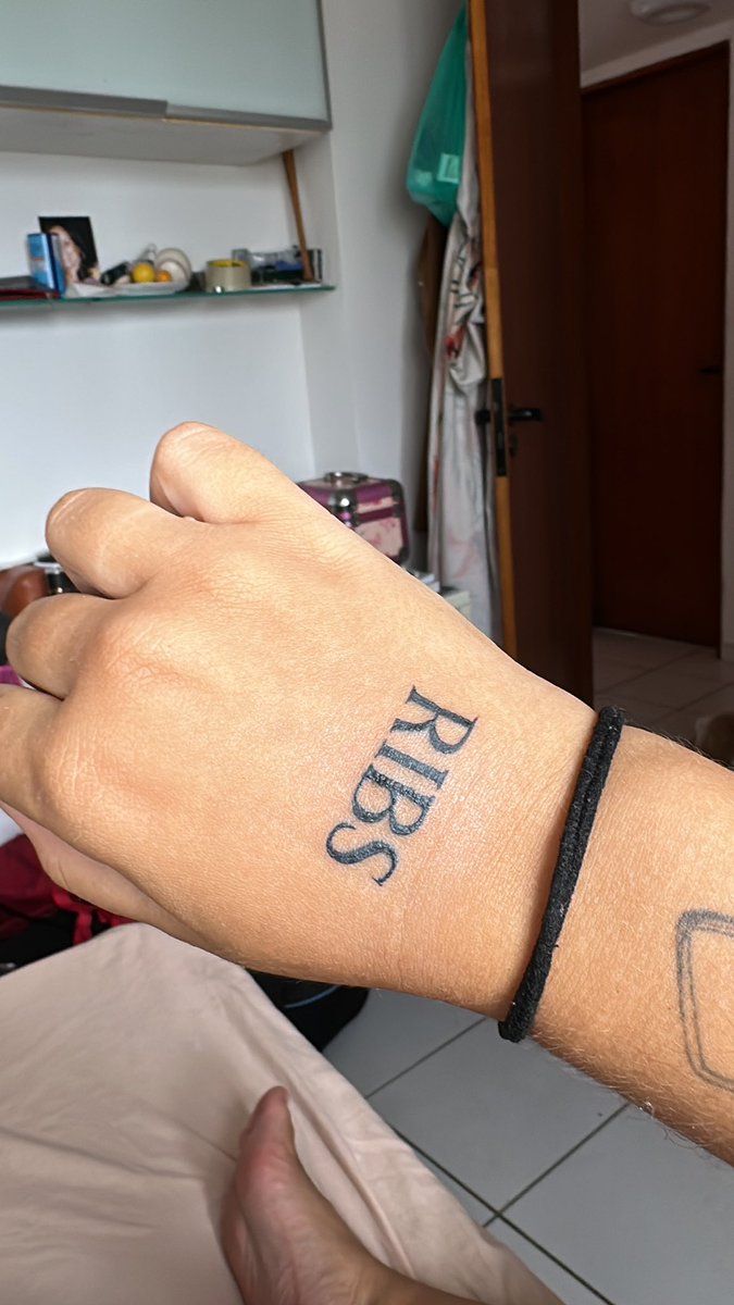 highkeylesb's tweet photo. - tatua isso pra aqui mim 
- mas é um vídeo da história de avorah com ribs ao fundo
- colorido, por favor 

não foi colorido mas eu meio que tatuei isso aqui sim. te amo pra sempre hacks 😭💖💐🥺 https://t.co/MujqLiRZGF