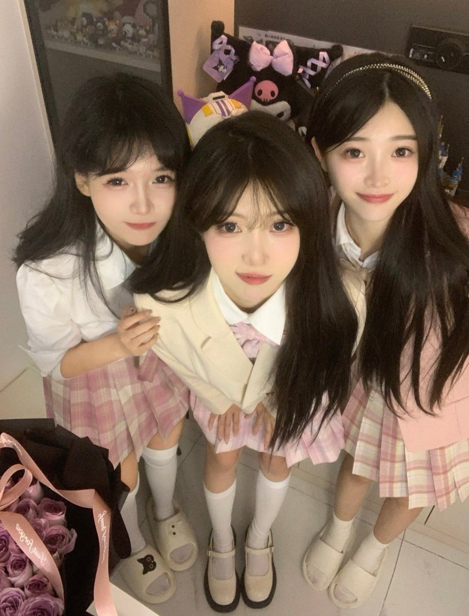 EZ7CLUS6SiKVHpj's tweet photo. 新鲜出炉！！！

三姐妹刚拍形体课照，有人评锐吗？  

是粉哒！！看完不许瞎说🫣 https://t.co/uePKxZBwdF