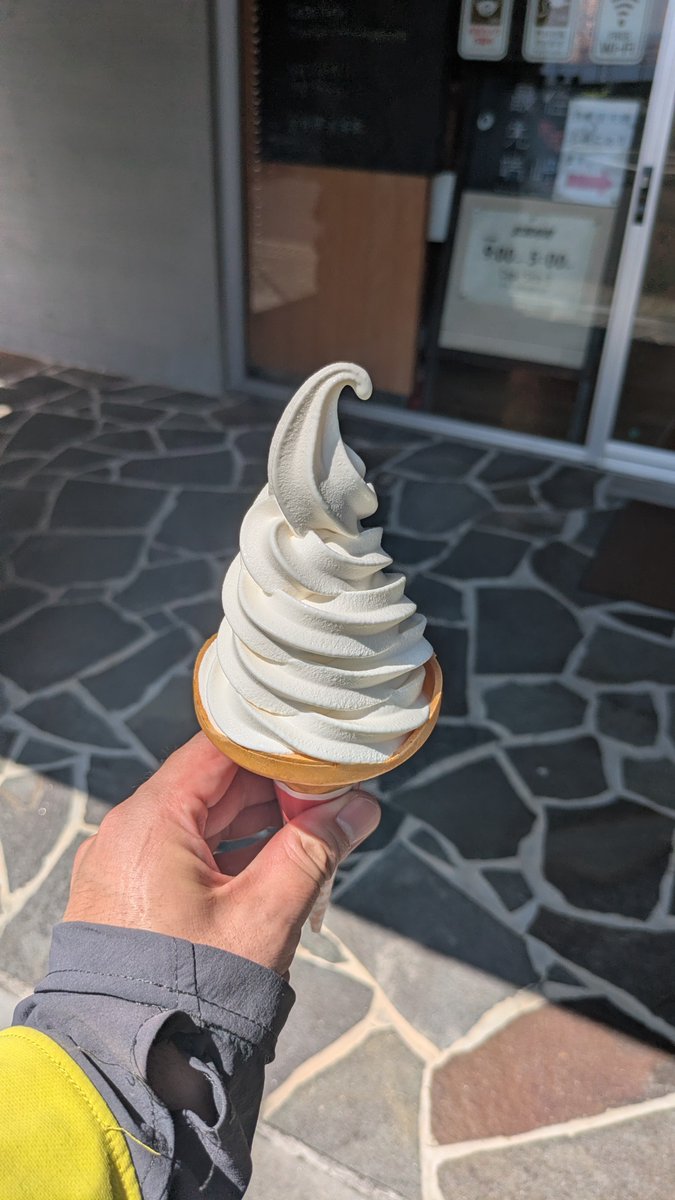 rita_rico's tweet photo. バイカーの２大好物、「端っこ」と「ソフトクリーム」 https://t.co/xRTGrfCZmh