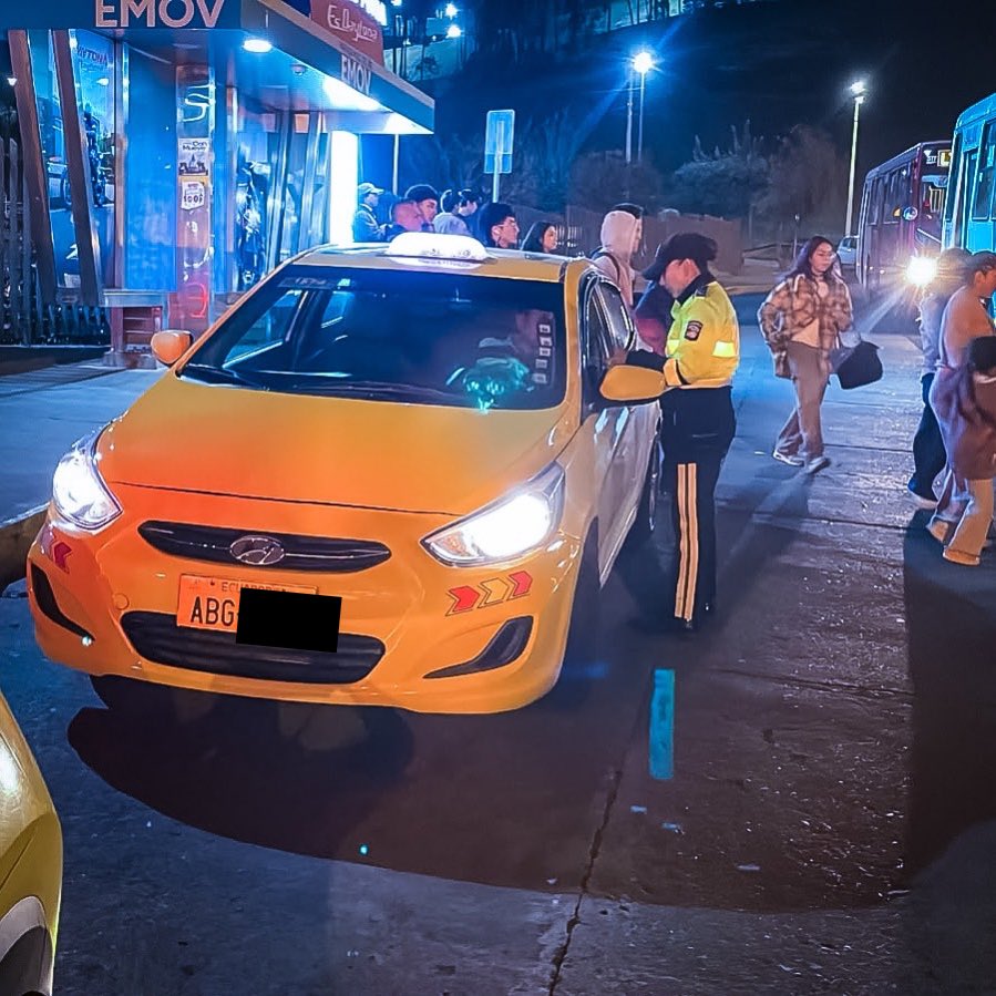 emov_ep's tweet photo. 🚨 #EMOVInforma
¡Ey, esa no es! 👀
Vehículos y motocicletas sancionados el día de hoy en Cuenca por incumplir la normativa de tránsito:
🚘 Vehículos sin placas.
🏍️ Motocicletas estacionadas en las veredas del Centro Histórico.
🚌 Vehículos particulares y taxis estacionados en la dársena de buses, lo que obliga a los usuarios a caminar por la calle para tomar el bus.
¡Hacemos un llamado a la corresponsabilidad ciudadana!
@MarisolPenaloz2
@AlcaldiaCuenca1