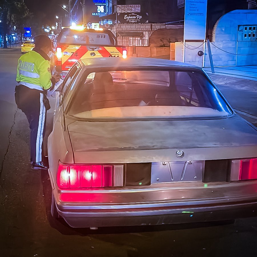 emov_ep's tweet photo. 🚨 #EMOVInforma
¡Ey, esa no es! 👀
Vehículos y motocicletas sancionados el día de hoy en Cuenca por incumplir la normativa de tránsito:
🚘 Vehículos sin placas.
🏍️ Motocicletas estacionadas en las veredas del Centro Histórico.
🚌 Vehículos particulares y taxis estacionados en la dársena de buses, lo que obliga a los usuarios a caminar por la calle para tomar el bus.
¡Hacemos un llamado a la corresponsabilidad ciudadana!
@MarisolPenaloz2
@AlcaldiaCuenca1