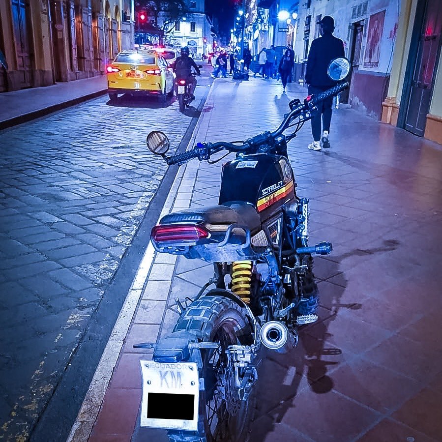 emov_ep's tweet photo. 🚨 #EMOVInforma
¡Ey, esa no es! 👀
Vehículos y motocicletas sancionados el día de hoy en Cuenca por incumplir la normativa de tránsito:
🚘 Vehículos sin placas.
🏍️ Motocicletas estacionadas en las veredas del Centro Histórico.
🚌 Vehículos particulares y taxis estacionados en la dársena de buses, lo que obliga a los usuarios a caminar por la calle para tomar el bus.
¡Hacemos un llamado a la corresponsabilidad ciudadana!
@MarisolPenaloz2
@AlcaldiaCuenca1