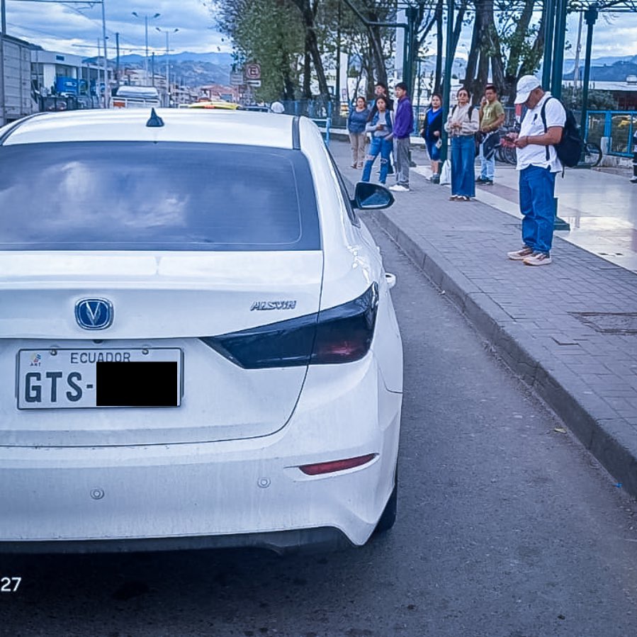 emov_ep's tweet photo. 🚨 #EMOVInforma
¡Ey, esa no es! 👀
Vehículos y motocicletas sancionados el día de hoy en Cuenca por incumplir la normativa de tránsito:
🚘 Vehículos sin placas.
🏍️ Motocicletas estacionadas en las veredas del Centro Histórico.
🚌 Vehículos particulares y taxis estacionados en la dársena de buses, lo que obliga a los usuarios a caminar por la calle para tomar el bus.
¡Hacemos un llamado a la corresponsabilidad ciudadana!
@MarisolPenaloz2
@AlcaldiaCuenca1