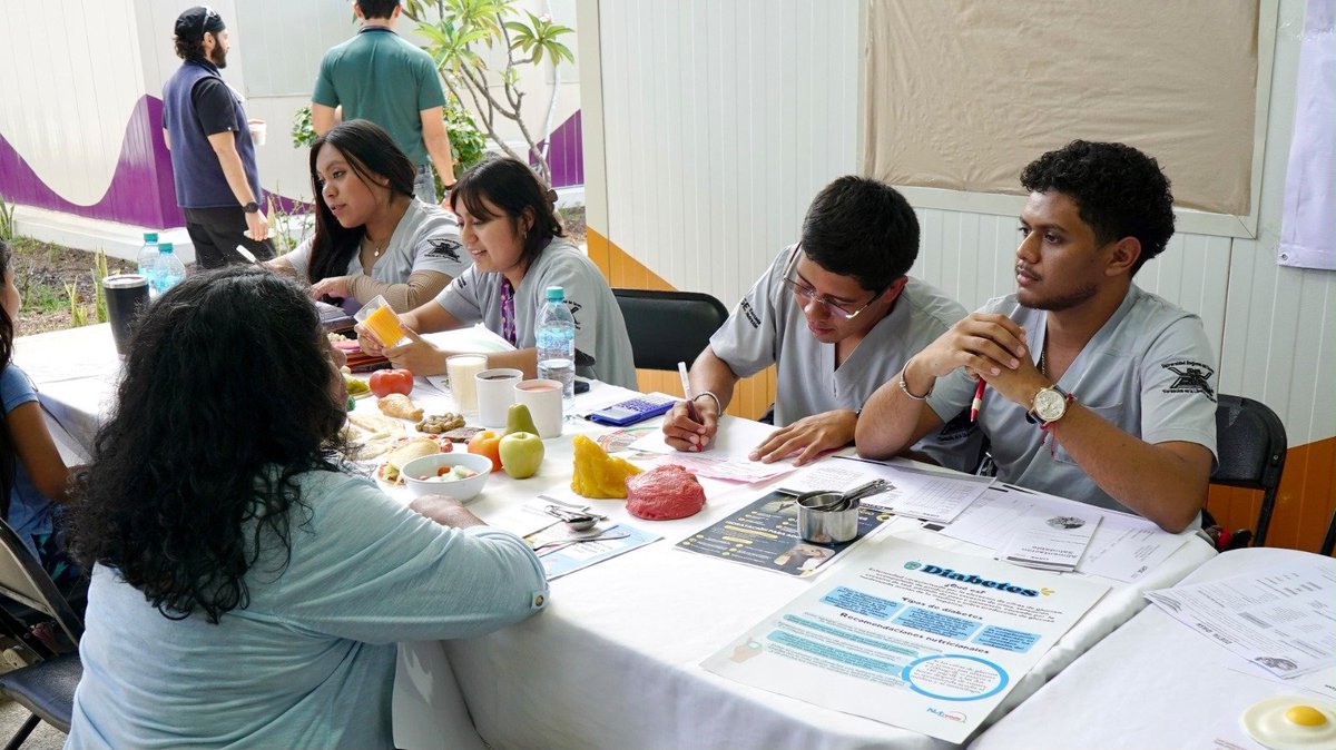 ContraProMx's tweet photo. 👀👁️ Ofreció Jornada Médica #Quijotes 2026 más de 17 mil servicios gratuitos en #Oaxaca
•Las personas accedieron a medicina interna, oftalmología, ginecología, mastografías, pediatría, medicina general, entre otros
Oaxaca de Juárez, Oax., 14 de septiembre de 2026.- Con éxito concluyó la Jornada Médica Quijotes 2026, que garantizó el acceso a la salud de la población al brindar atención médica gratuita a 3 mil 33 personas de 126 municipios de las ocho regiones de Oaxaca.
Durante esta jornada se brindaron 17 mil 185 servicios en distintas áreas como: medicina interna, oftalmología, odontología, terapia física, ginecología, mastografías, pediatría, nutrición, medicina general, ultrasonidos, estudios de laboratorio, por mencionar algunas.
Entre las atenciones con mayor demanda destacaron los servicios de oftalmología y odontología. Respecto a la primera, se brindaron 2 mil 127 consultas, además de 39 intervenciones quirúrgicas para la atención de cataratas, 23 cirugías láser y cuatro exéresis de pterigión.
Asimismo, se brindaron mil 390 atenciones odontológicas, que incluyeron 616 procedimientos dentales y la donación de 105 prótesis dentales.
La jornada fue posible gracias a la coordinación entre el Sistema DIF Oaxaca, Servicios de Salud de Oaxaca (SSO), Quijotes de San Antonio #Texas y Oaxaca, el Laboratorio San Francisco, Instituto Mexicano de Ciencias Médicas (Imedi) y el Colegio de Estudios Superiores y de Especialidades del Estado de Oaxaca (CESEEO).
Además de las universidades de la Sierra Sur (#Unsis); Autónoma Benito Juárez de Oaxaca (#UABJO); Regional del Sureste (#Urse) y #Anáhuac, además de voluntariado.
De esta manera, la suma de esfuerzos permitió acercar servicios especializados, fortaleciendo las acciones encaminadas al cuidado de la salud y bienestar de las familias oaxaqueñas.