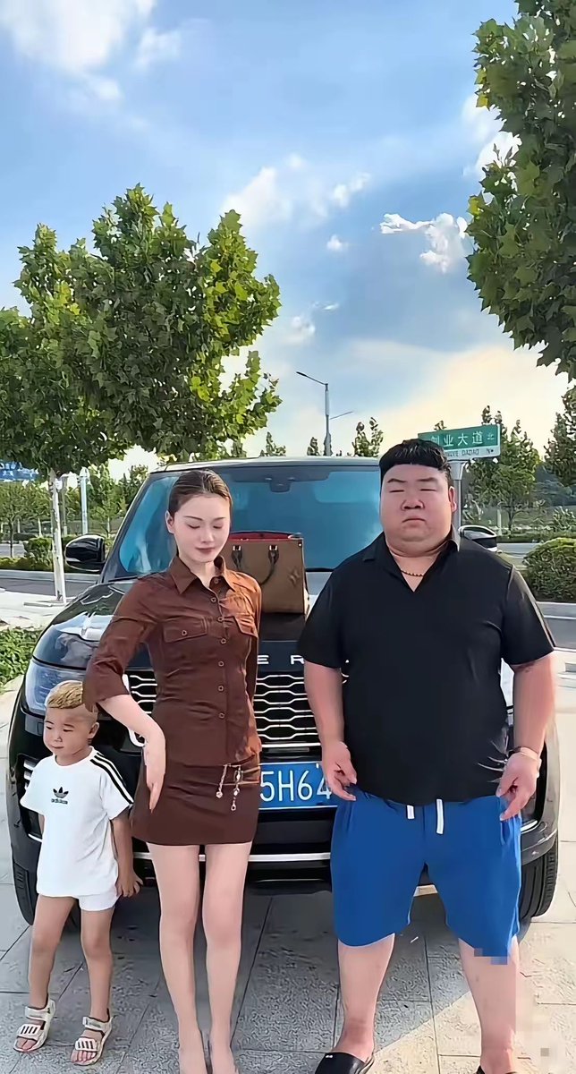 blackapplewang's tweet photo. 面相上也看不出这男的是有钱人啊🤔 https://t.co/bdwHHxdUqx