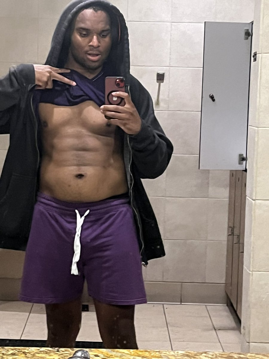TopBoyBrandon's tweet photo. 3 years ago I was purple. #gay #black #purple https://t.co/Dk4fWV1mGN