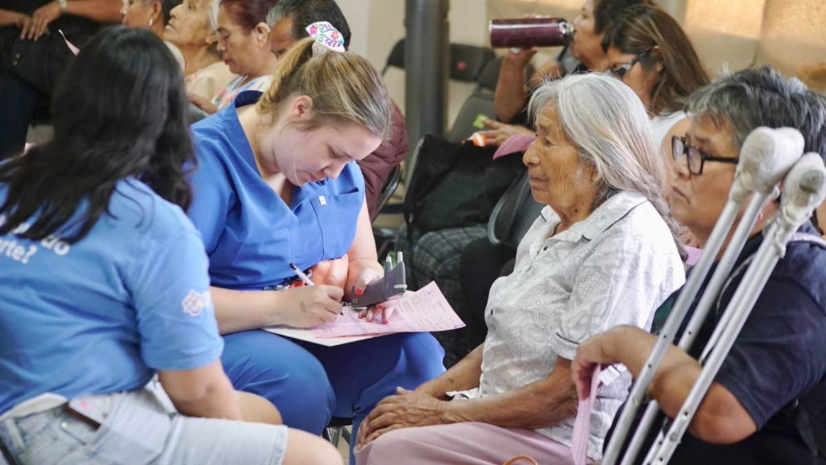 ContraProMx's tweet photo. 👀👁️ Ofreció Jornada Médica #Quijotes 2026 más de 17 mil servicios gratuitos en #Oaxaca
•Las personas accedieron a medicina interna, oftalmología, ginecología, mastografías, pediatría, medicina general, entre otros
Oaxaca de Juárez, Oax., 14 de septiembre de 2026.- Con éxito concluyó la Jornada Médica Quijotes 2026, que garantizó el acceso a la salud de la población al brindar atención médica gratuita a 3 mil 33 personas de 126 municipios de las ocho regiones de Oaxaca.
Durante esta jornada se brindaron 17 mil 185 servicios en distintas áreas como: medicina interna, oftalmología, odontología, terapia física, ginecología, mastografías, pediatría, nutrición, medicina general, ultrasonidos, estudios de laboratorio, por mencionar algunas.
Entre las atenciones con mayor demanda destacaron los servicios de oftalmología y odontología. Respecto a la primera, se brindaron 2 mil 127 consultas, además de 39 intervenciones quirúrgicas para la atención de cataratas, 23 cirugías láser y cuatro exéresis de pterigión.
Asimismo, se brindaron mil 390 atenciones odontológicas, que incluyeron 616 procedimientos dentales y la donación de 105 prótesis dentales.
La jornada fue posible gracias a la coordinación entre el Sistema DIF Oaxaca, Servicios de Salud de Oaxaca (SSO), Quijotes de San Antonio #Texas y Oaxaca, el Laboratorio San Francisco, Instituto Mexicano de Ciencias Médicas (Imedi) y el Colegio de Estudios Superiores y de Especialidades del Estado de Oaxaca (CESEEO).
Además de las universidades de la Sierra Sur (#Unsis); Autónoma Benito Juárez de Oaxaca (#UABJO); Regional del Sureste (#Urse) y #Anáhuac, además de voluntariado.
De esta manera, la suma de esfuerzos permitió acercar servicios especializados, fortaleciendo las acciones encaminadas al cuidado de la salud y bienestar de las familias oaxaqueñas.