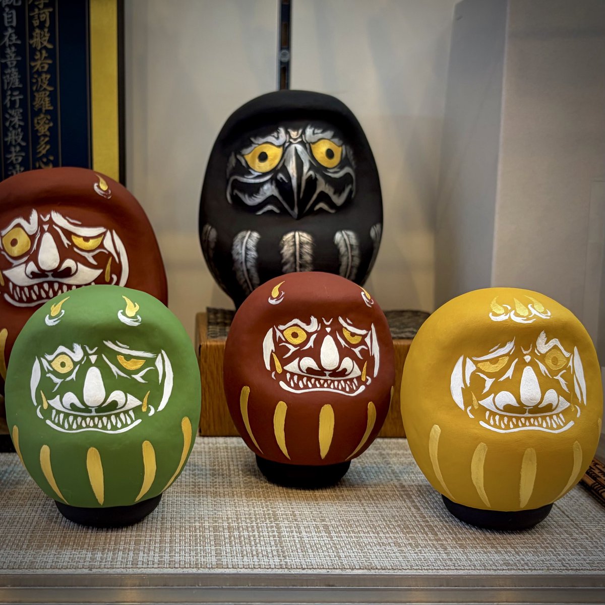KasaneWorks's tweet photo. 鬼だるまに新色が登場しました👹

邪気を払い、災いから身を守る鬼の力を込めた縁起物です。

新色は現在、浅草・三美堂にて先行販売中！

浅草へお越しの際は、ぜひご覧ください。

#工芸工房かさね #鬼だるま #縁起物 #魔除け #浅草 https://t.co/4iveMCgJOL