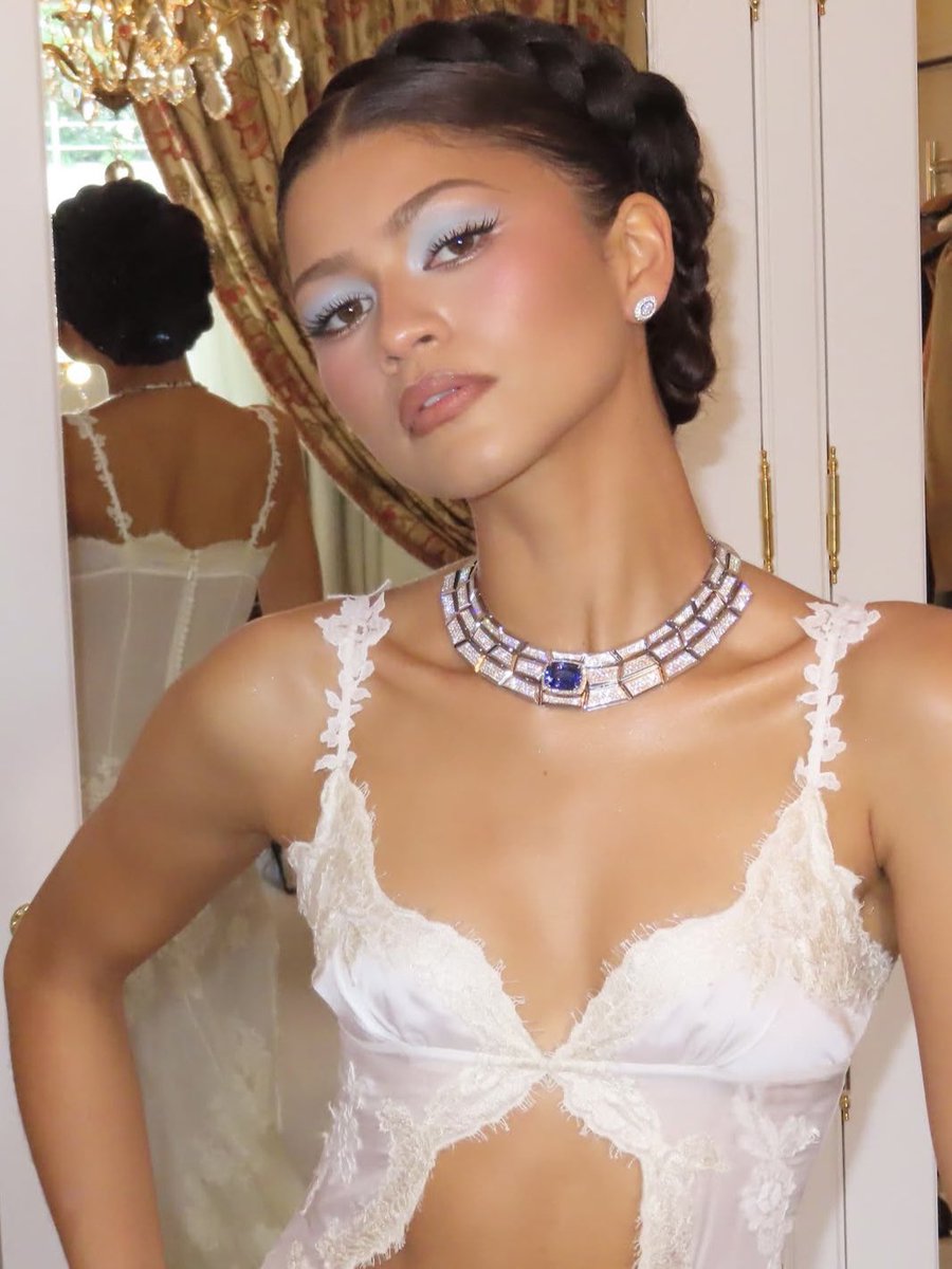 celestialxari's tweet photo. her makeup is always flawless https://t.co/F5gpoUwWu9