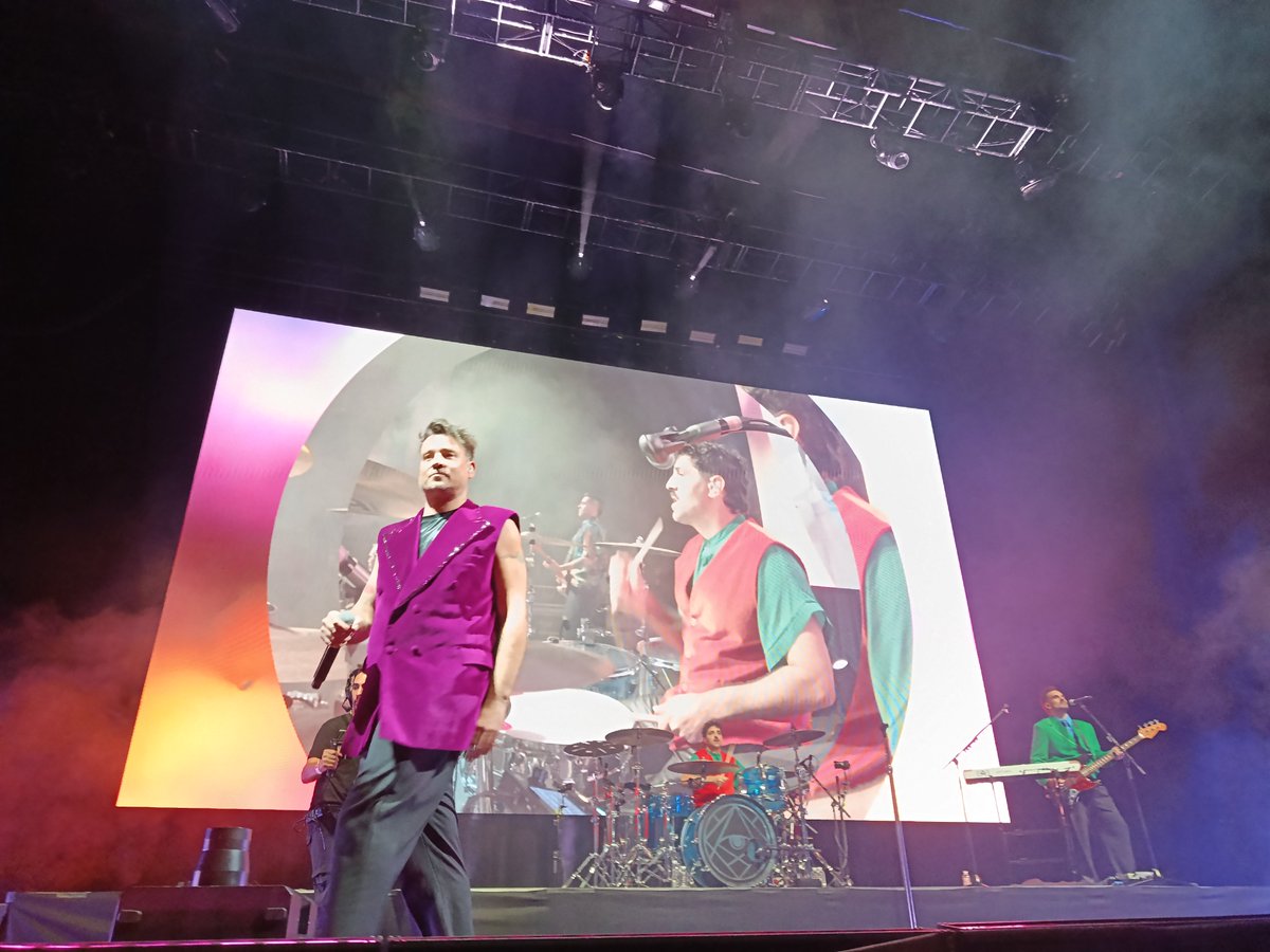 Comemundosg's tweet photo. Gracias por una noche tan mágica en CDMX. 
Tienen que regresar plis 😭😭💖 (que no sean de nuevo más de 10 años) 
@CHANOTB @bambiTB @diegaTB @SebyTB https://t.co/QZqMtZMbG6