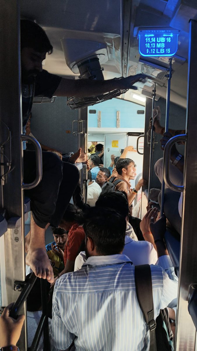 tanvir245420's tweet photo. 🚨 @RailMinIndia @RailwaySeva Train 12414 currently has a large number of unreserved passengers occupying the Sleeper Coach, causing severe overcrowding. Reserved passengers are unable to use their allotted berths properly. This is a serious safety, security &amp; privacy concern. https://t.co/0z9iMA3g0E