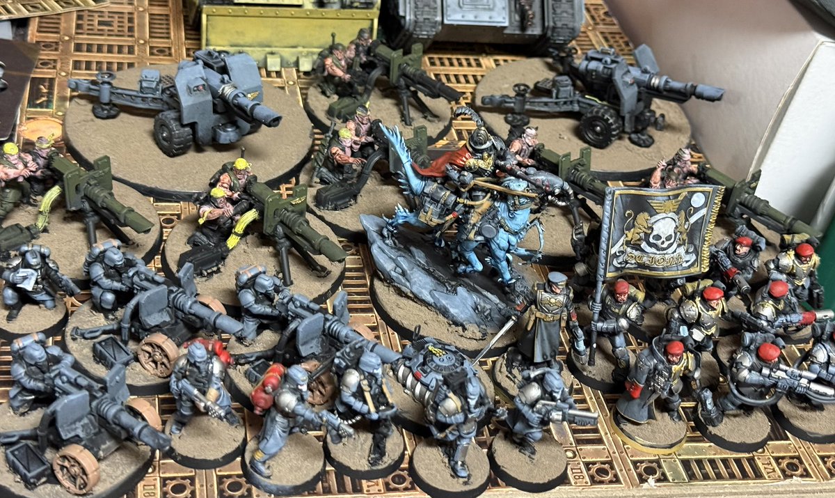 K_SheePlane's tweet photo. ウォーハンマー40kバトルレディハイスピードペイントのコツ

①爆速で組み上げる（ベース込みで全て接着・二度切り禁止・パーティングラインは目立つところ以外諦める・表面処理しない）
②ケイオスブラックを噴く（雨天決行・他社の黒サフを噴かない・厚めに噴く）
③メインカラーをスポンジで乗せる（明暗込みで3色を暗い方からグラデっぽく乗せる、はみ出しはあまり気にしない）
④アクセントカラーをアクリルペンで乗せる（メタリックがおすすめ）
⑤メインカラーがはみ出たところを黒系コントラストで修正
⑥シェイドを窪み・縁に乗せる（ダンカン汁がおすすめ）
⑦テクニカルをベースに盛る
⑧バトルレディ…（肌色があるならそこだけグラデからシェイド入れる・肌は雑にするとすぐ見栄えに効く）
⑨気になるところがあったら対戦しながら完成させていけば良い（最速で60点を取りに行こう）