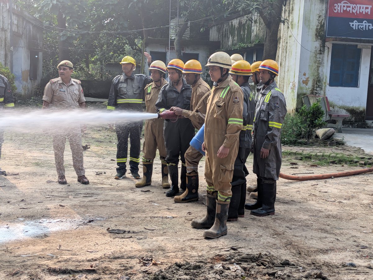 pilibhitfire's tweet photo. आज दिनांक-:15.09.2026 को जनपद पीलीभीत में ADG महोदया, UPF&amp;ES के निर्देशानुसार तथा श्रीमान #CFO महोदय के  निर्देशन में जनपद के समस्त फायर स्टेशनों पर साप्ताहिक फायर ड्रिल के क्रम में फोम टेस्टिंग ,वाटर टेन्डर संचालन,साफ- सफाई एव उपकरण संबंधी जानकारी दी गयी
@fireserviceup https://t.co/vw28wKvC4U