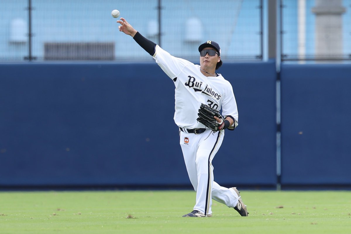orifullc2's tweet photo. 【ファームリーグ公式戦】
2026.9.15 オリックス-ソフトバンク

試合前センター/サードでシートノックを受ける廣岡大志選手

#Bs2026 #廣岡大志 https://t.co/4hAHhuIw4I