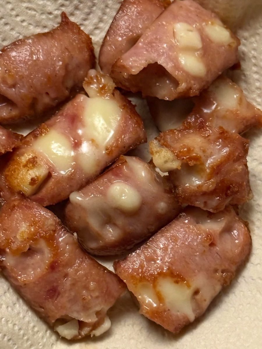 hvanps's tweet photo. BARU TAU ADA SOSIS SEENAL INI😭🌭
Pas dibelah kejunya langsung meleleh banyak banget 🤤 sosisnya juga gurih, perpaduan daging sama kejunya enak parah 🧀✨ https://t.co/xVJZ9XLEuO