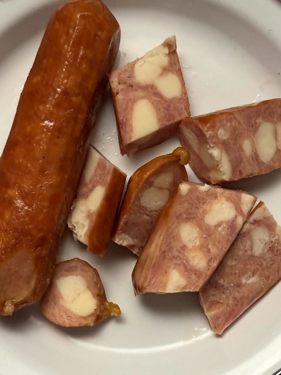 hvanps's tweet photo. BARU TAU ADA SOSIS SEENAL INI😭🌭
Pas dibelah kejunya langsung meleleh banyak banget 🤤 sosisnya juga gurih, perpaduan daging sama kejunya enak parah 🧀✨ https://t.co/xVJZ9XLEuO
