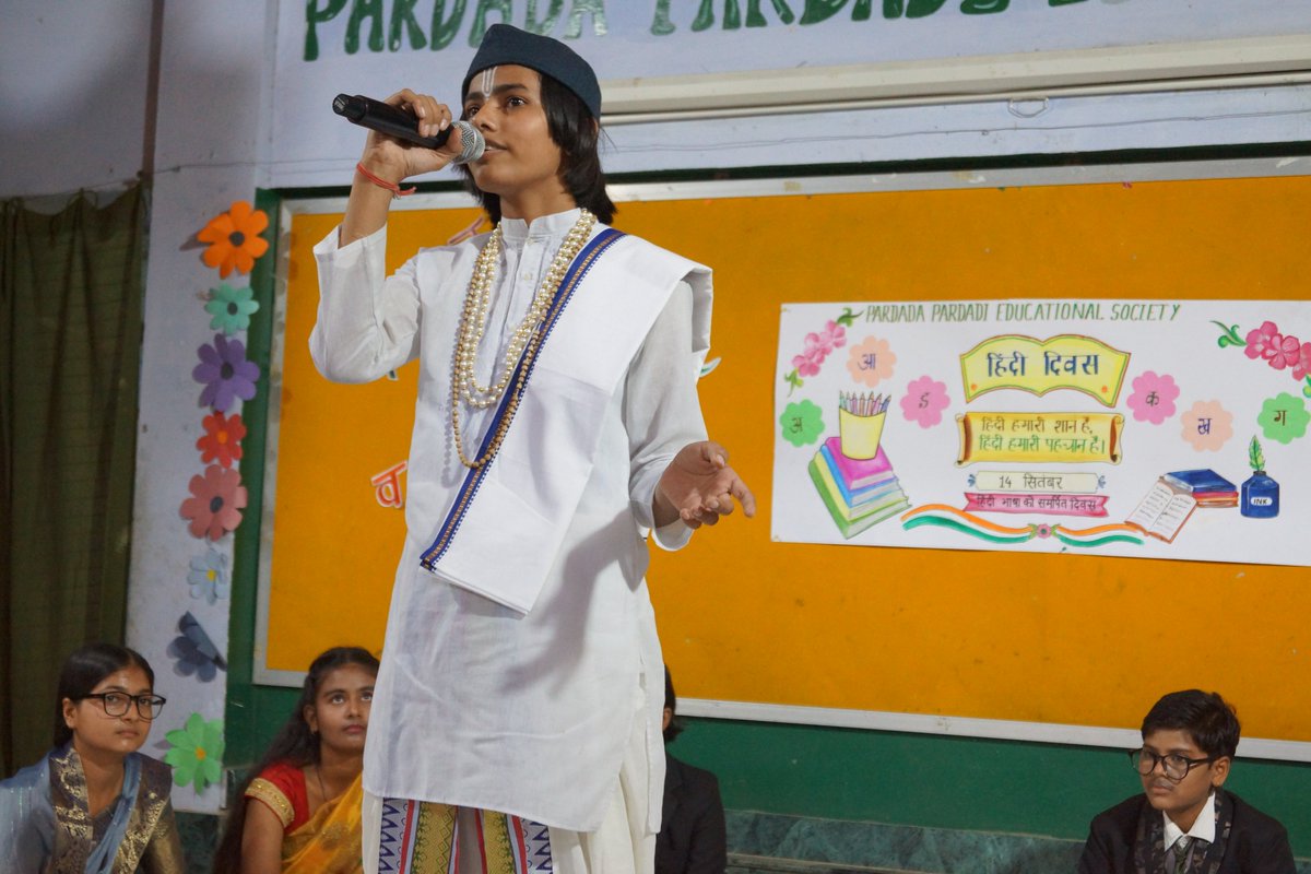 PardadaPardadi's tweet photo. 🪔📖 Celebrating Hindi, our roots and the richness of Indian culture! 🇮🇳

At Pardada Pardadi, Hindi Diwas came alive with diya lighting, a Kavi Sammelan, skit and inspiring girl performances. 🎭✨

A day to honour the language that connects us to our traditions and values. ❤️ https://t.co/lTIssyfn3l