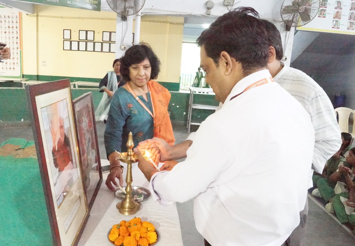 PardadaPardadi's tweet photo. 🪔📖 Celebrating Hindi, our roots and the richness of Indian culture! 🇮🇳

At Pardada Pardadi, Hindi Diwas came alive with diya lighting, a Kavi Sammelan, skit and inspiring girl performances. 🎭✨

A day to honour the language that connects us to our traditions and values. ❤️ https://t.co/lTIssyfn3l