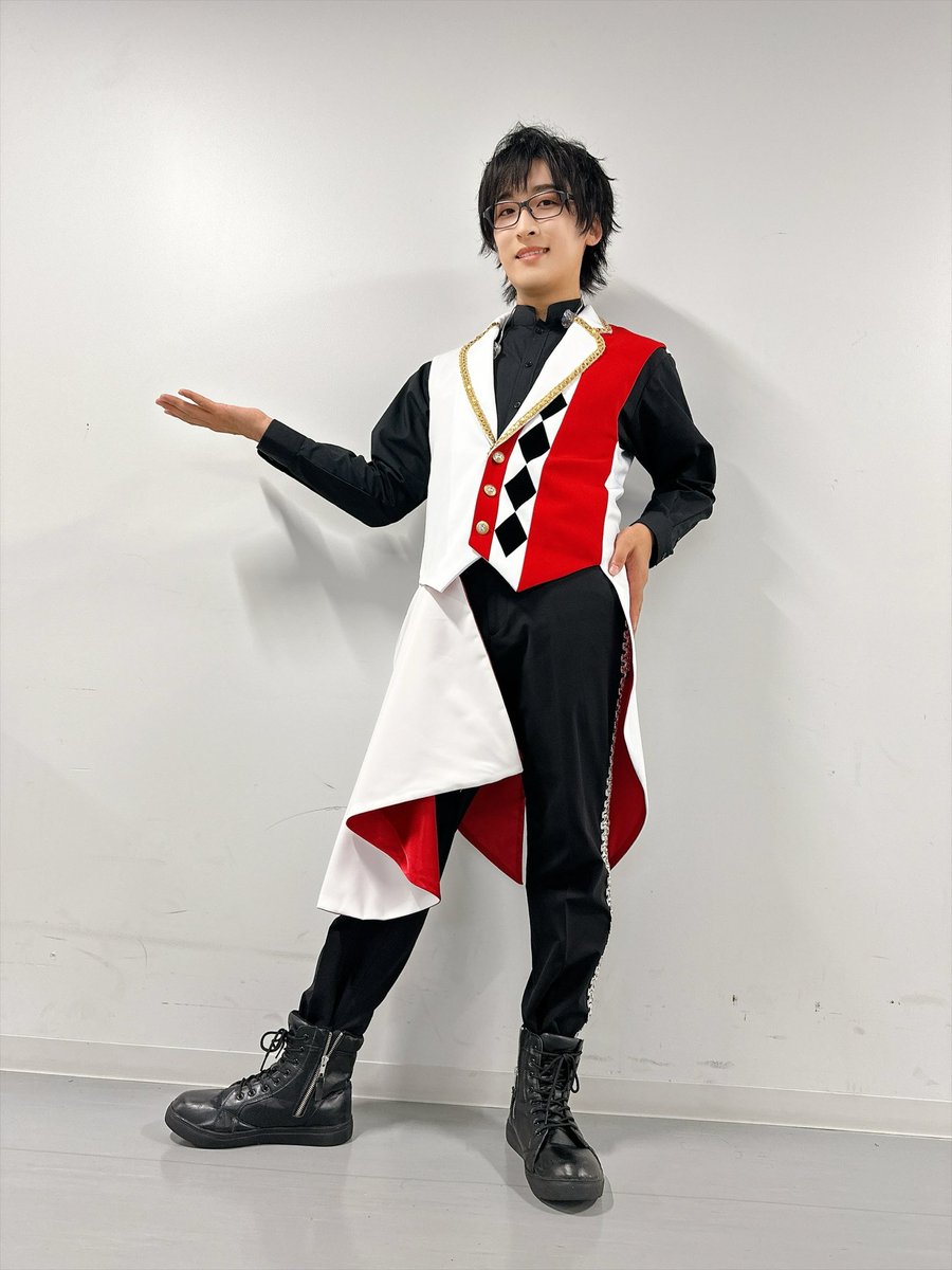 Terashima_dayo's tweet photo. アリスの衣装だよ♥️

裏地の赤がとても素敵だったので、普通に立ってもチラリと見えるような、お尻の横あたりの膨らみ具合を探ってもらったりしました😊
指定の決めポーズだと左手で押さえちゃってるけどね！！

衣装チームとそういう話できるの最高👍

#SideM11th 
#SideM https://t.co/lmu3RDCpfL