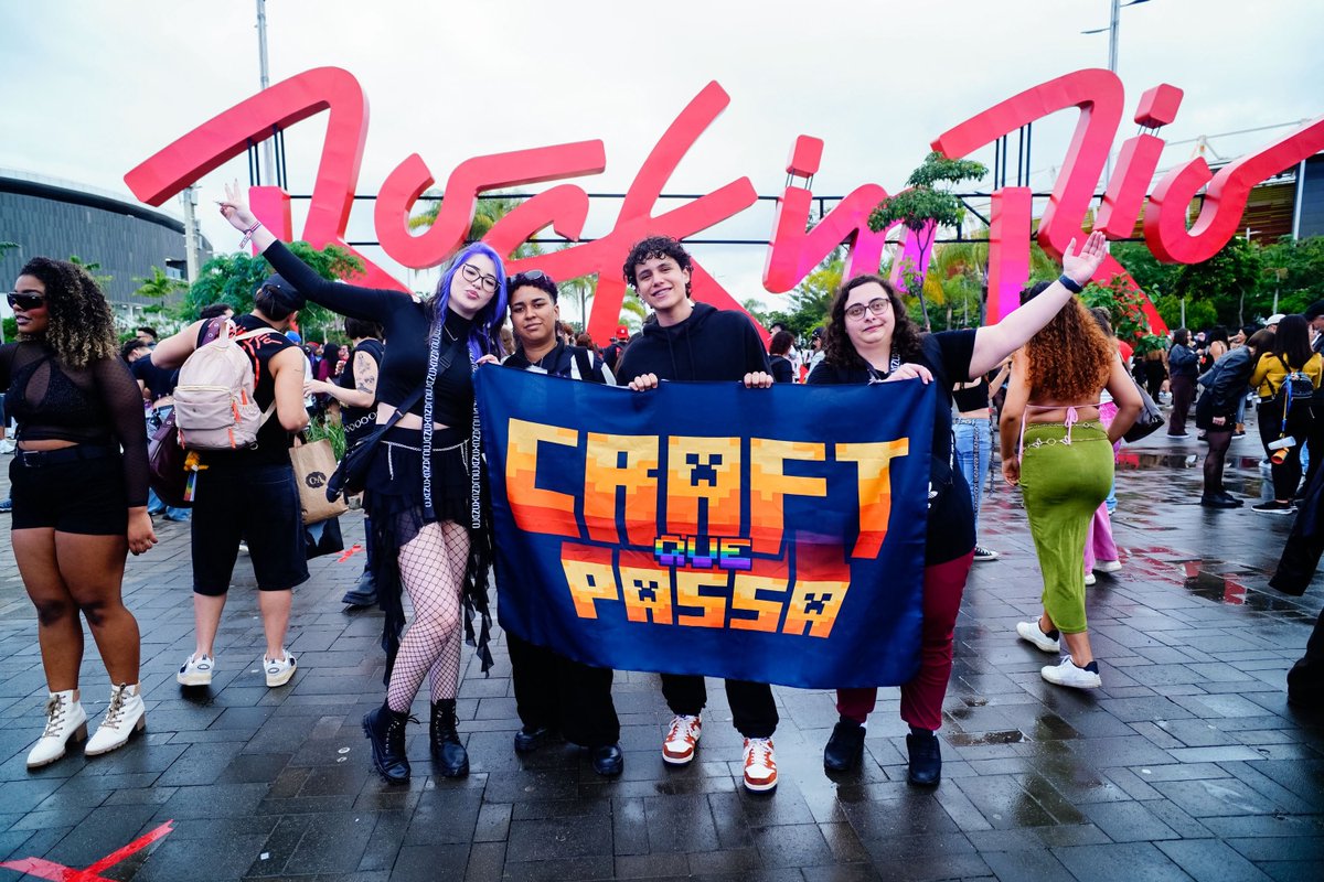 ItsHuntresss's tweet photo. Ainda tô sem palavras para esse final de semana incrível! Conheci algumas pessoas do CraftQuePassa, fui pela primeira vez ao Rock in Rio e me diverti pra caramba. Só tenho a agradecer a Bemeki, a Dadu e o Mega por esse momento perfeito. Já quero o próximo rolê do Craft! 💜 https://t.co/2fwVzjrNTt