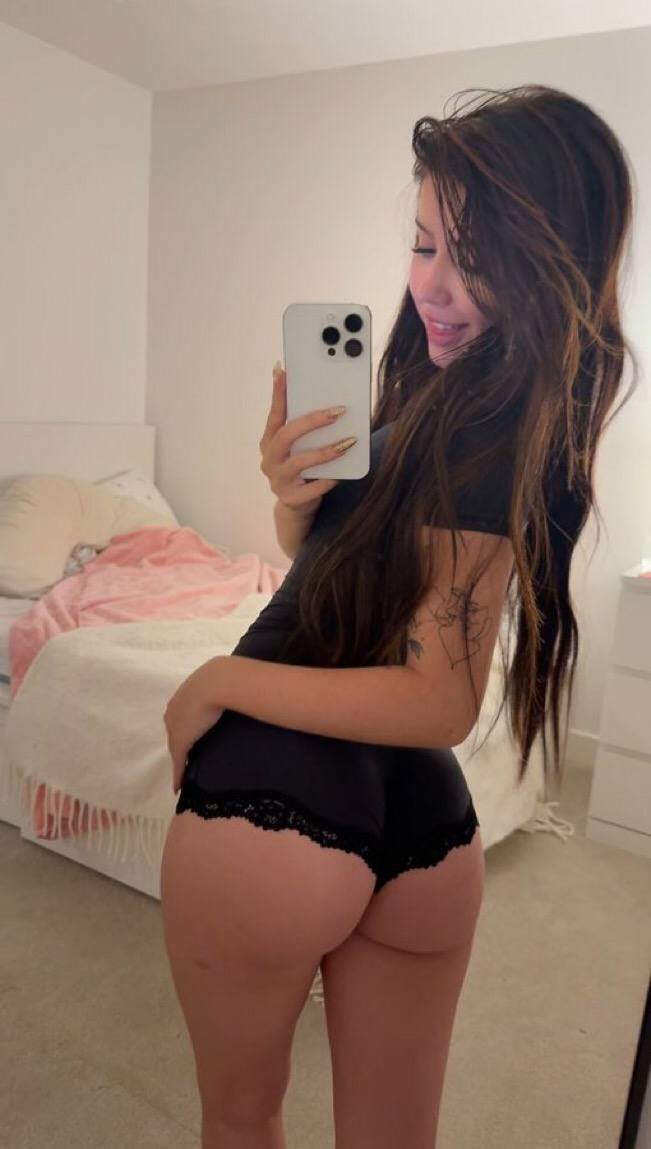 LuciaCharms's tweet photo. I’d serve you cake in bed everyday 🎂🍑 https://t.co/QyGvEF5h28