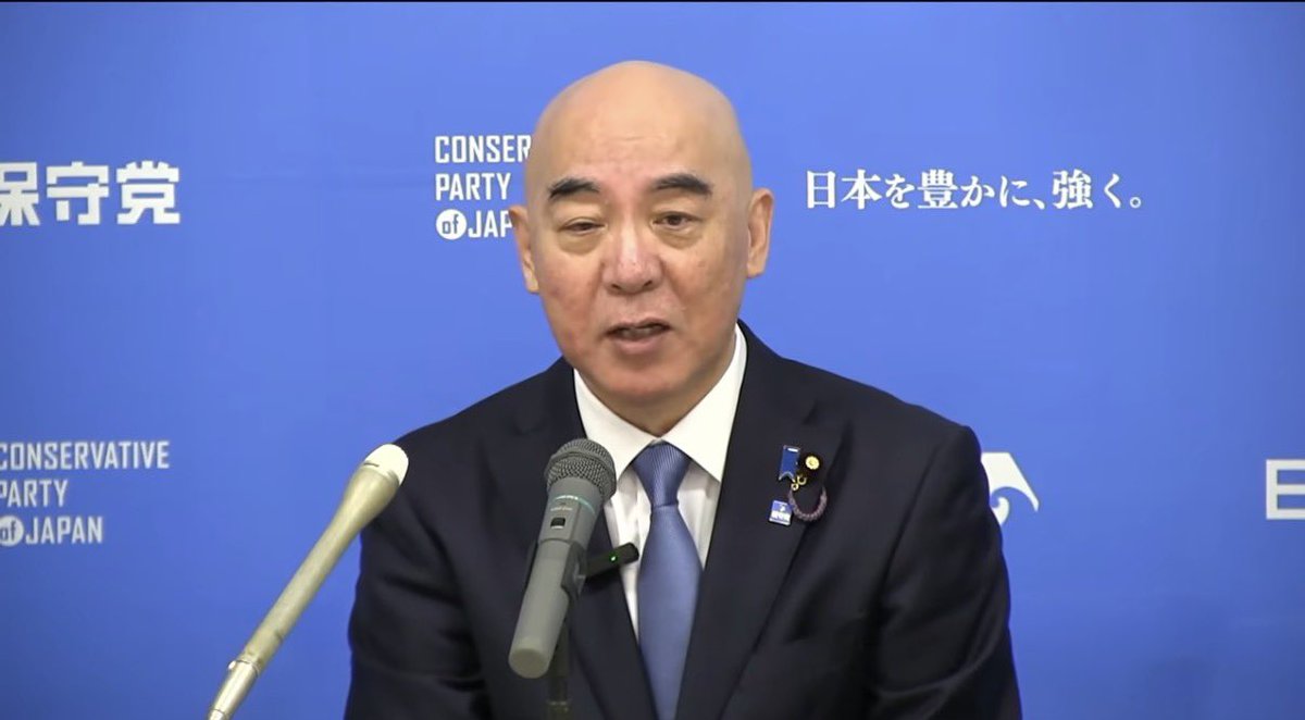 aru59's tweet photo. 日本保守党　定例記者会見
百田尚樹代表
『戦争が終わって81年が経ちますからね。
長い事、実際には沖縄が昭和47年に復帰した時は 沖縄県民は本当に喜んだんですよ。凄く。
県民は一同喜んだ。

ところが その後 内地から色々な分断工作、或いはリベラルなそういうのが入り込んで 沖縄の世論を歪めていったんです。
その典型が「内地は沖縄を先の戦争で捨て石にしたんだ！」という こんな大嘘をつきまくった。
もうそういう嘘はやめましょう。
私は去年、沖縄で街宣した時にその話をしましたけれどね。
決して日本は 先の戦争で沖縄を捨て石にしていない。むしろ沖縄を守る為にどれだけの犠牲を払ったかですよ。
あの有名なアメリカ軍が本当に恐れ慄いたあの神風特攻隊
約2000機の特攻隊を出した。
特攻隊で亡くなった人間は3000人です。

もし日本が本当に沖縄を捨て石にしようと思ったら 特攻機2000機も出しません。
貴重な飛行機を本土防衛に温存した筈なんですよ。
実際に特攻機は沖縄戦で殆どです。
特攻機の殆どが沖縄戦なんです。
戦艦大和もほぼ特攻みたいなもので 沖縄に出撃しました。
その時、日本の連合艦隊は殆ど無かったんですけどね。
大和と軽巡洋艦の矢矧と駆逐艦の何隻かしか残ってなかった。
しかも軍人が約9万何人亡くなっているんですけど、その内の6万6千人は沖縄を守る為に内地から沖縄に行って亡くなった軍人ですからね。

そういう歴史を沖縄の人達も改めて知ってもらいたいと思います。』

#日本保守党
#百田尚樹