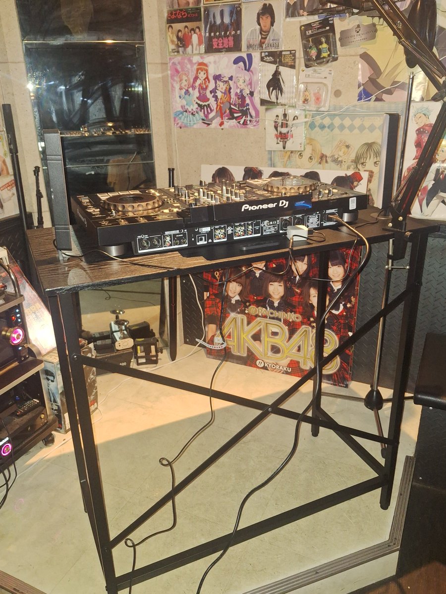CY_180609's tweet photo. 去年の10月に突破付いてDJ に興味を持ち、色々奇跡的なご縁で一年弱で
初イベントやったり、お客さん、バイトの子達がDJ始めたり…
つまり…　
DJ 始めて良かった～✨景色が変わった！
今後も続々面白企画やる予定なので、
乞うご期待！✨
因みに、一枚目はオープン当初です
(８年前)(笑) https://t.co/s6sBBL68ps