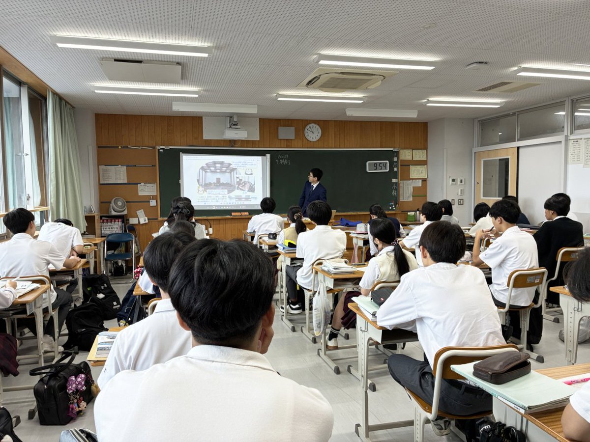 Toshima_hs's tweet photo. 「裁判員に選ばれた人が課せられる守秘義務とは？」
日本の裁判制度について２年生が学んでいます。
#都立豊島 #公共 https://t.co/VD7yxp0Azw