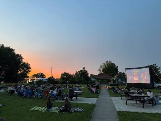 EricRuizRP's tweet photo. Always great to be hosting Community Movie Night. Da field packed, vibes all right, island fam showing up strong. Love nights like this when everybody come together under one sky. Tonight’s movies: fo’ da adults, Mr. &amp; Mrs. Smith; fo’ da keiki, Moana 2. https://t.co/nyPP6DChSl