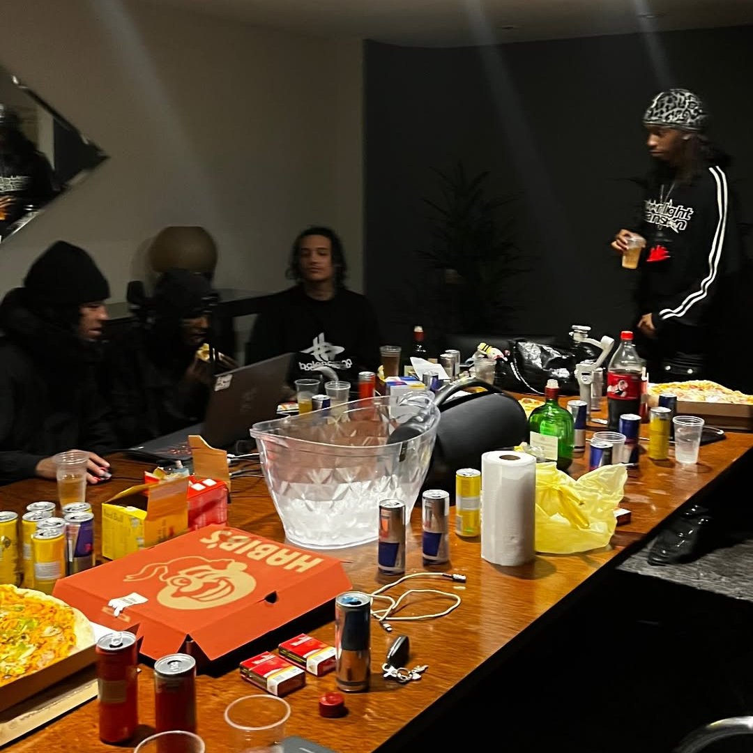 trapcit0u's tweet photo. 🚨AGORA - Derek, Emitê Único, Guap508 e PHL Noturnboy gravando 👀 https://t.co/bQDnPWs4Ut