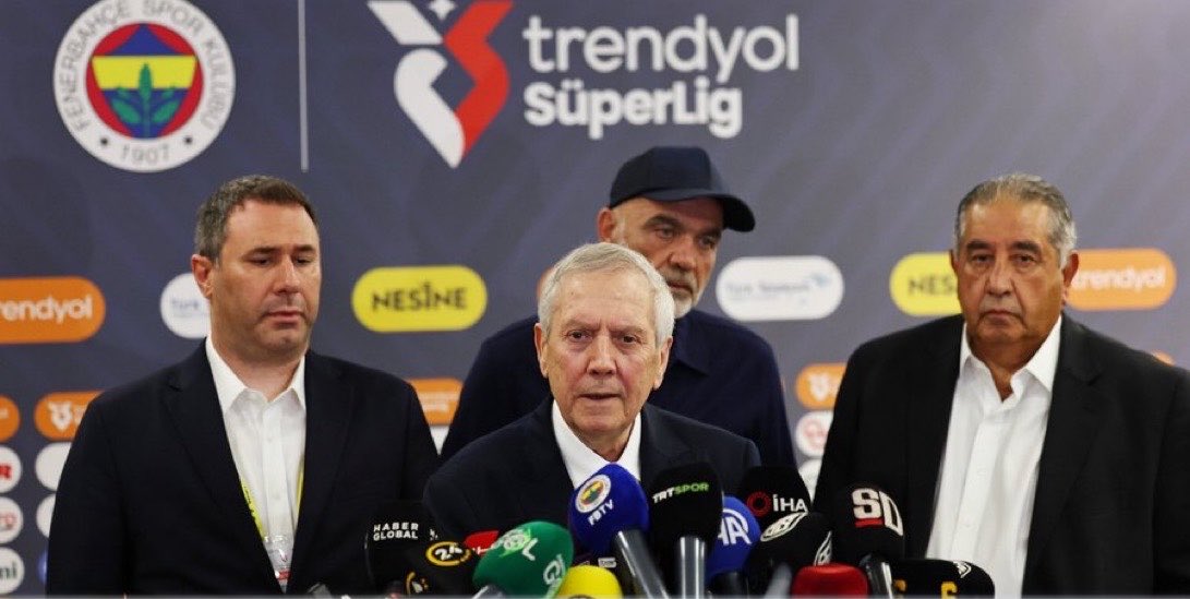 KadikoyMedya_'s tweet photo. Bedava Vlahovic varken gidip 33 yaşındaki, 150 kiloluk Lukaku’yu aldınız. O da yetmedi, 33 yaşındaki Vedat’ı aldınız. O da yetmedi, elinizde orta saha yokken Fred’i gönderdiniz ve yerine kimseyi almadınız.

Acun’a olan kininiz yüzünden takımın en golcü oyuncusu Talisca’yı gönderdiniz, yerine yine kimseyi almadınız.

Seçim öncesi “6 transfer kampa yetişecek” dediniz, 1 transferi zar zor yetiştirdiniz.

Biz bunları eleştirince burada linç yiyoruz. Kusura bakmasın kimse; sizin de Ali Koç destekçilerinden hiçbir farkınız yok. Siz de şahıslara muhtaçsınız.