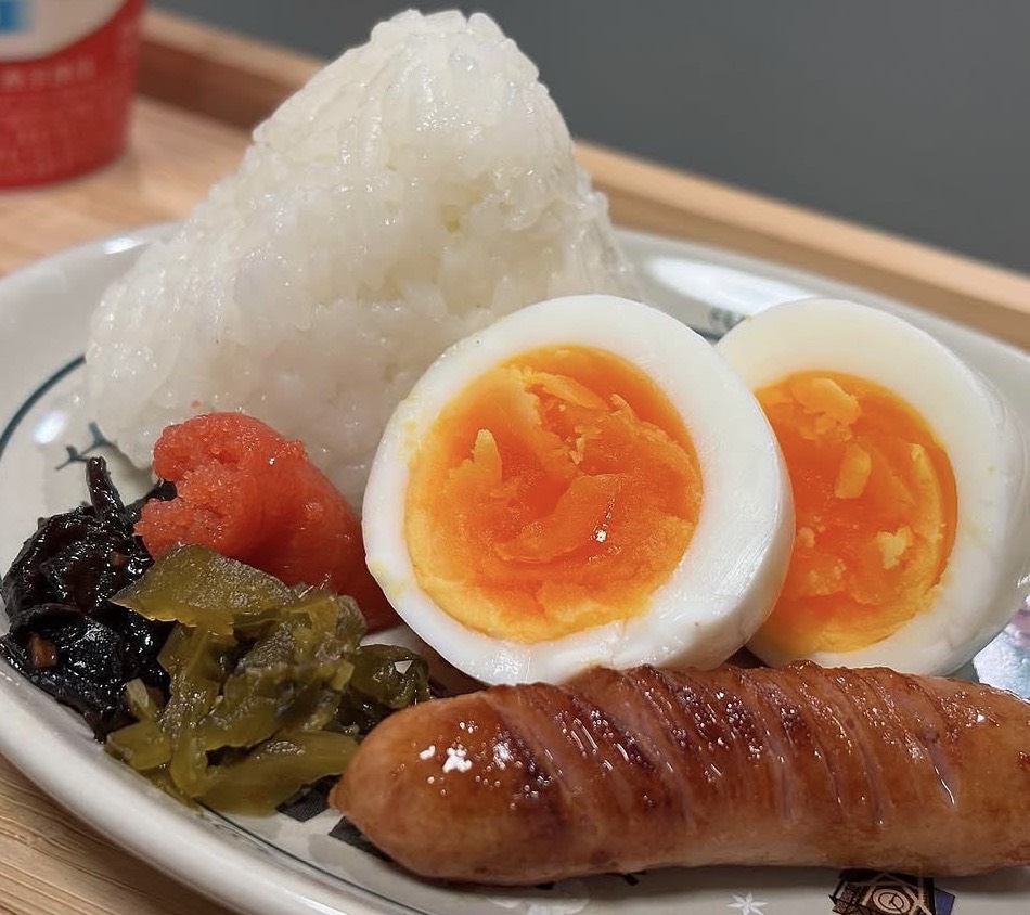 p5bzc0's tweet photo. お昼ご飯

おにぎりにウインナー1本、
ゆで卵1個のシンプルごはんごはん😊

全部合わせても
だいたい300kcalちょっとくらいかな
思ったより軽めだけど卵があると意外と満足感ある😋

#料理好きと繋がりたい
#料理好きな人と繋がりたい
#ダイエット https://t.co/bkuAYgSSZ3