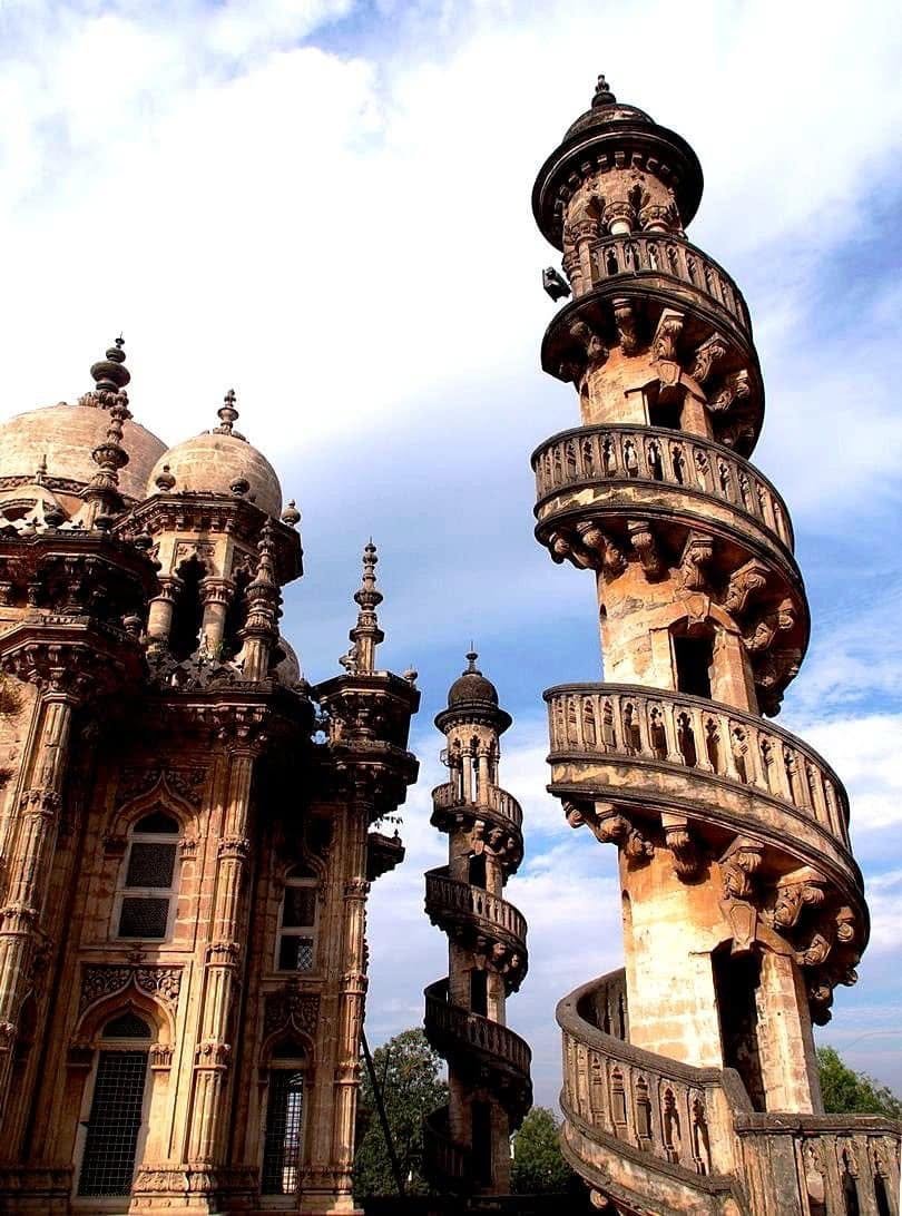 andreas_nigbur's tweet photo. Junagadh and Mount Girnar are the sacred places of Gujarat. Which are called tombs, mausoleums, and temples in India. https://t.co/is2nb2FGaG