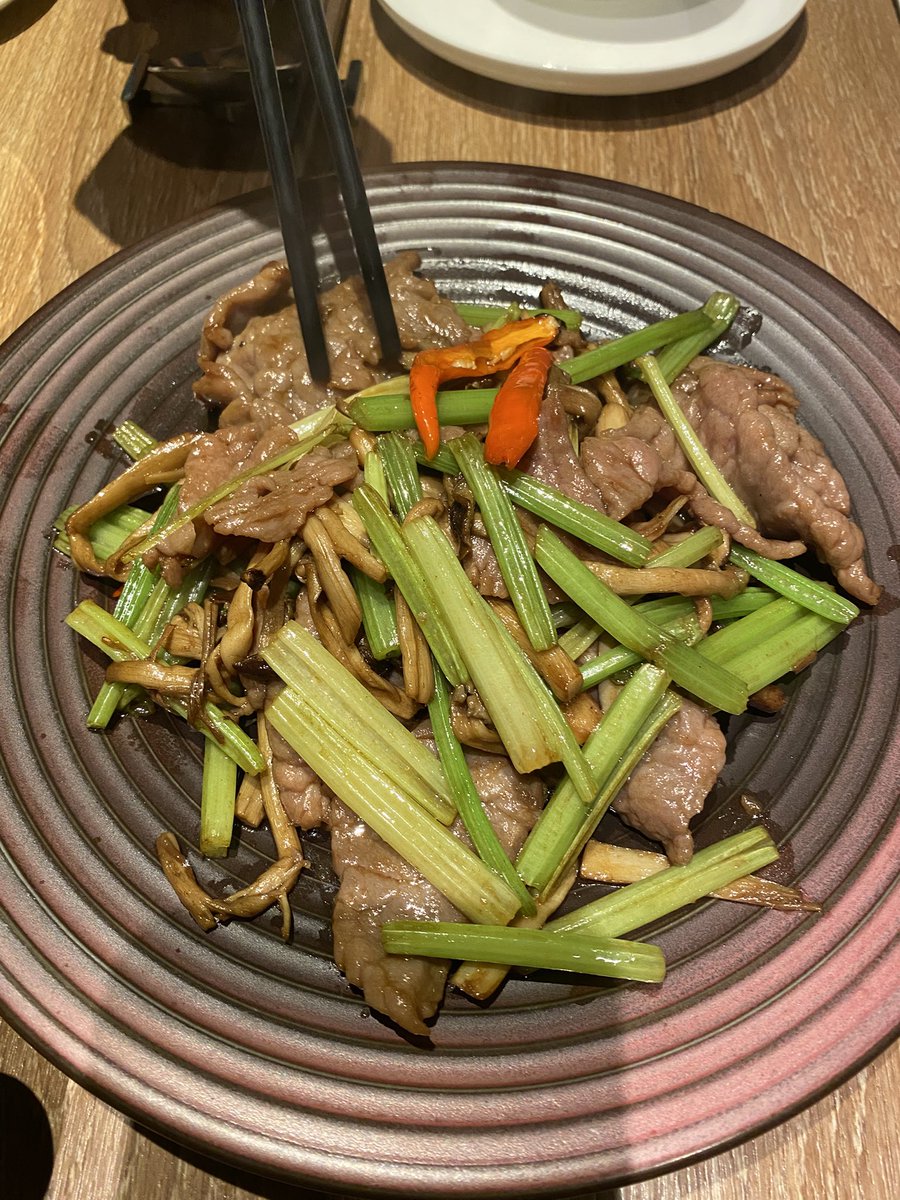 dannycheng2022's tweet photo. Dinner for two at a Chinese restaurant in Central, Hong Kong. At US$128, it was a fair price. To be honest, most high-end restaurants in mainland China are much better in terms of service and food quality. https://t.co/bwhXu3NNe2