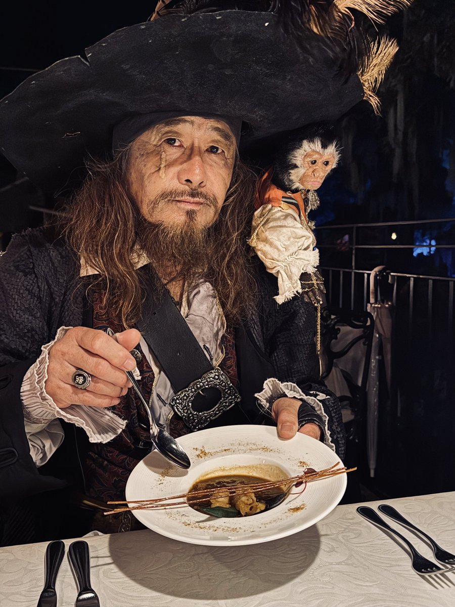 jackmagician323's tweet photo. 今年もブルーバイユーで🏴‍☠️YOHO☠️
Dハロのスニークの恒例行事🍽️
30秒ごとにやってくるボートに乗った船員たちにYOHOを返さなきゃいけないから、例によって食事が全く進まないぜ☠️
ボートからYOHOしてくれた船員諸君に感謝する🏴‍☠️
#Dハロ #Dハロ2026 https://t.co/mJ7rMUyNdH