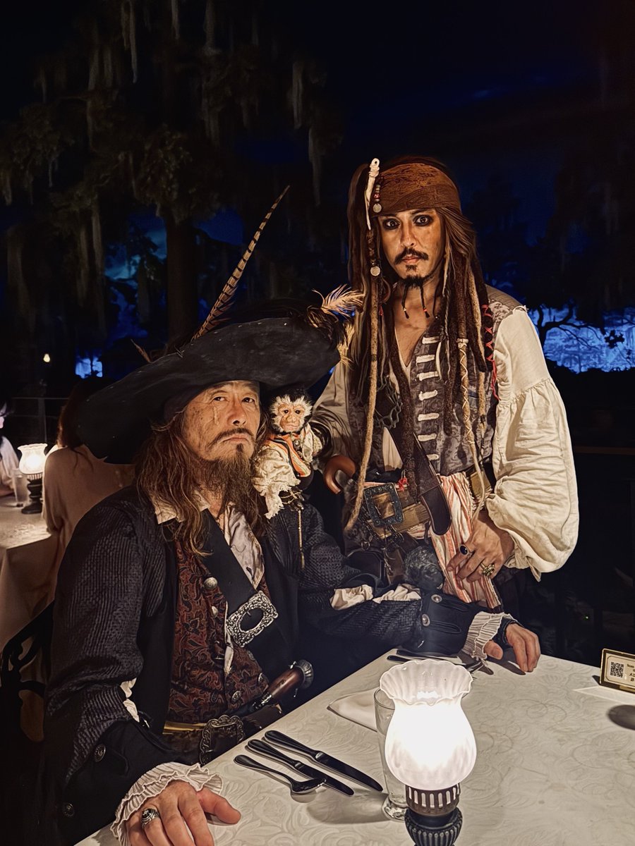 jackmagician323's tweet photo. 今年もブルーバイユーで🏴‍☠️YOHO☠️
Dハロのスニークの恒例行事🍽️
30秒ごとにやってくるボートに乗った船員たちにYOHOを返さなきゃいけないから、例によって食事が全く進まないぜ☠️
ボートからYOHOしてくれた船員諸君に感謝する🏴‍☠️
#Dハロ #Dハロ2026 https://t.co/mJ7rMUyNdH