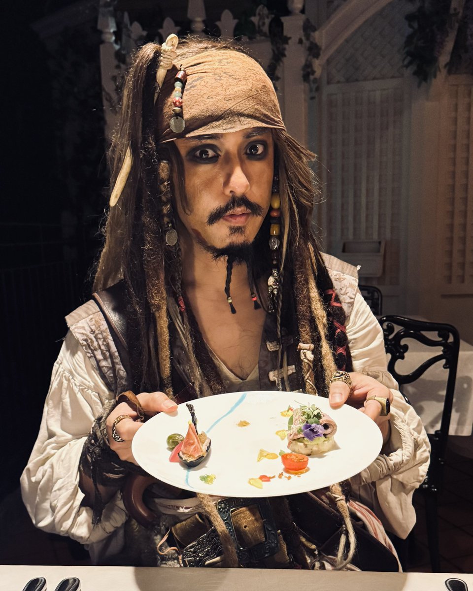 jackmagician323's tweet photo. 今年もブルーバイユーで🏴‍☠️YOHO☠️
Dハロのスニークの恒例行事🍽️
30秒ごとにやってくるボートに乗った船員たちにYOHOを返さなきゃいけないから、例によって食事が全く進まないぜ☠️
ボートからYOHOしてくれた船員諸君に感謝する🏴‍☠️
#Dハロ #Dハロ2026 https://t.co/mJ7rMUyNdH