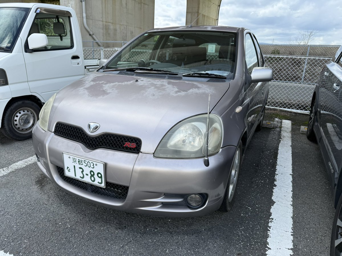 MicasaTrading's tweet photo. 今気づきましたが、このヴィッツRS 1.5 MT、電動コーナーポールついてるじゃん…
付いてるから値段上がるとかそういうのはないんですが、珍しいなぁと思って…
こちらは17.5万キロで…今年度税込なら35万円(あまり売る気のないプライス)(明日には持っていっちゃうつもり)(車検１月まで) https://t.co/KWB9oHpx57