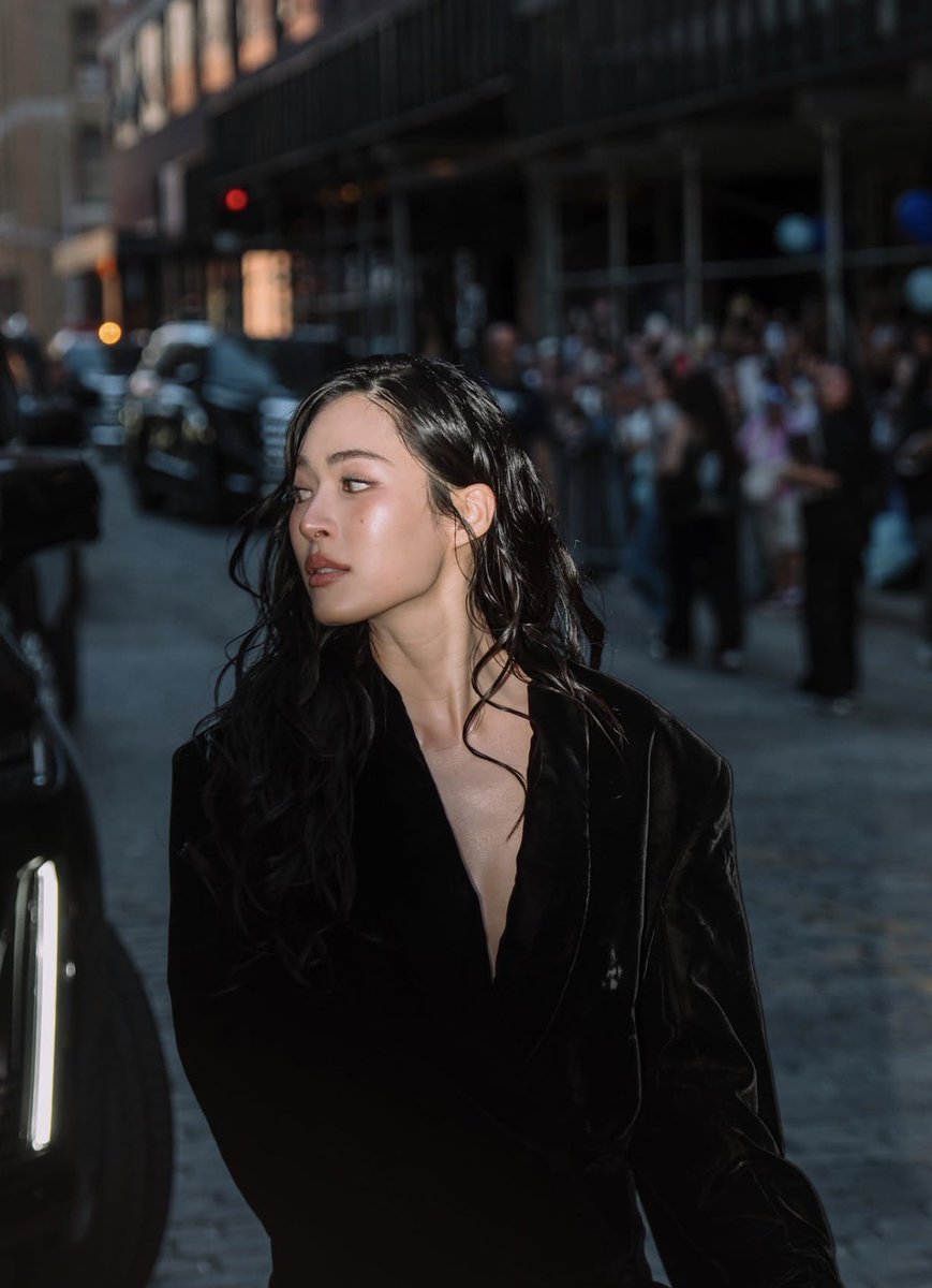 KMayaKwangbae's tweet photo. ฉันพึ่งเห็น พี่หลิงรูปนี้ โห สูทดำกำมะหยี่ wetlook และ Jawline.. 🫠

#LinglingKwongxCalvinKlein
#CalvinKleinSS27 @CalvinKlein  
#LinglingKwong @linglingsirilak https://t.co/MrcEbgeUp7